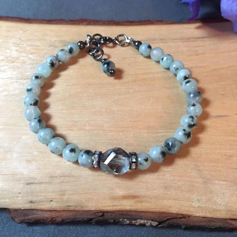 Kiwi stone wire bracelet light green with black